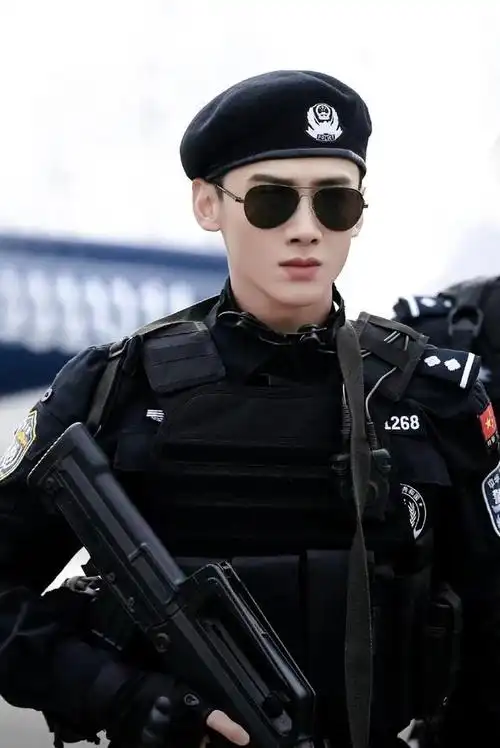 没看这部剧之前,觉得白敬亭这种白幼瘦怎么可能担得起特警高大魁梧的