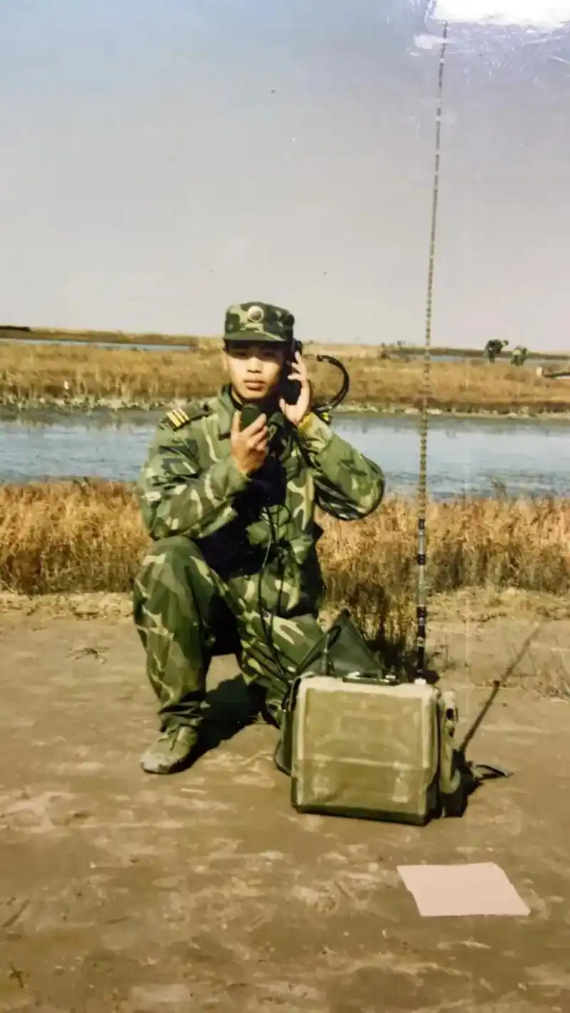 今天偶得一个老战友微信,发了我一张部队照片,可能也是我部队唯 - 抖