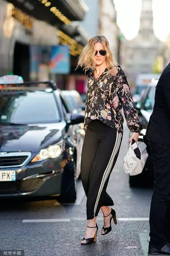 时尚达人街拍示范时尚达人街拍示范时尚达人街拍示范浮夸的印花在搭配