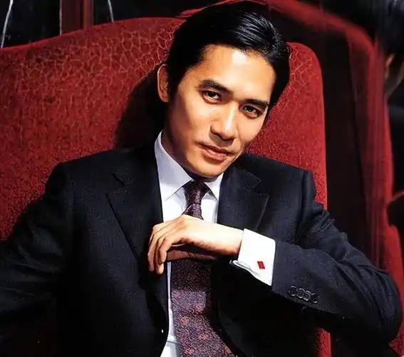 愿为刘嘉玲退出,与周星驰情深却未同框_梁朝伟_王家卫_眼睛