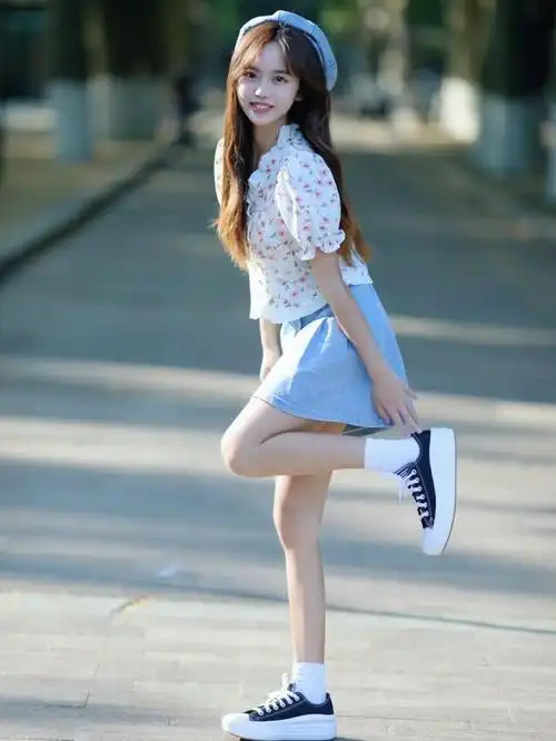 碎花小衬衫搭配牛仔短裙帆布鞋是很好的穿搭小清新风格