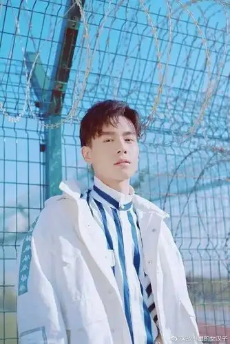 胡一天曾在《夏至未至》饰演欧俊一角.