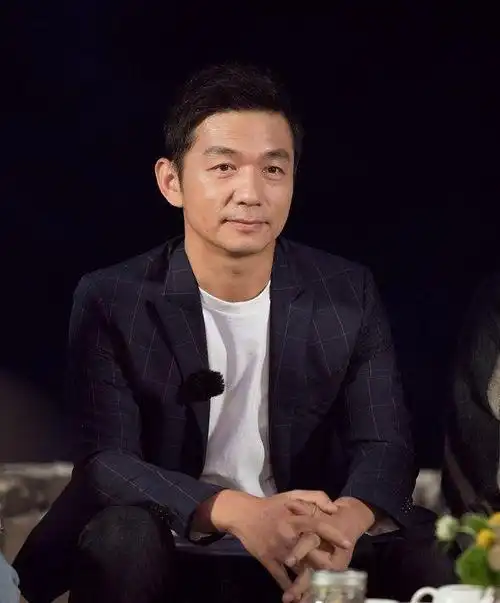 虽然说邢佳栋作为演员不是特别出名,但是他曾经饰演的角色伍六一