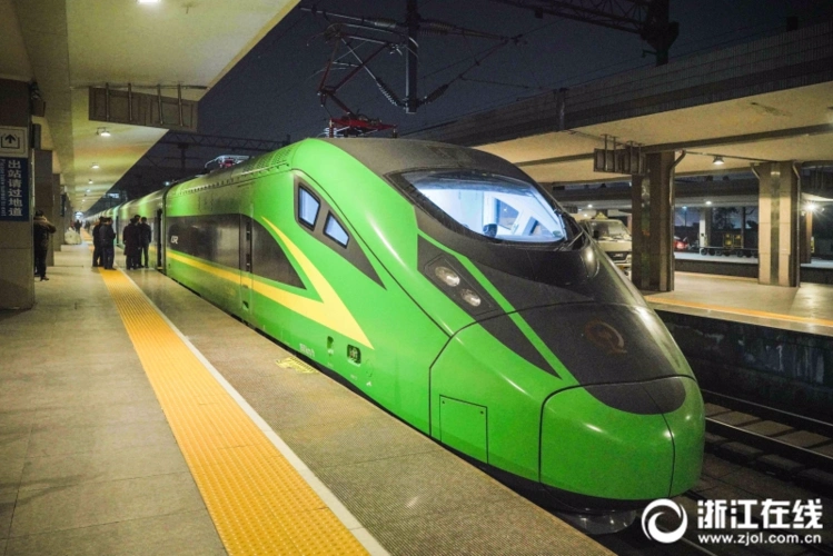 复兴号"绿巨人"动车组在浙江首次开跑