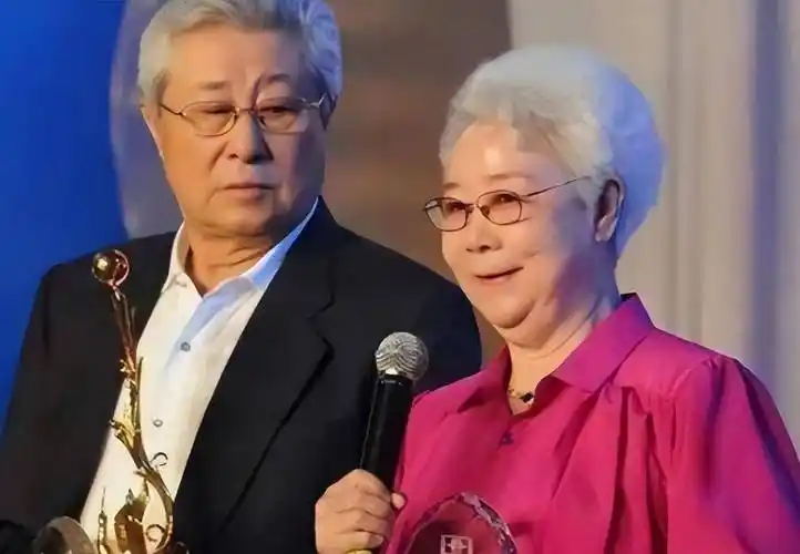 89岁王心刚,与患病妻子恩爱60年不离不弃,儿女已是亿万富翁_杨昭_表演