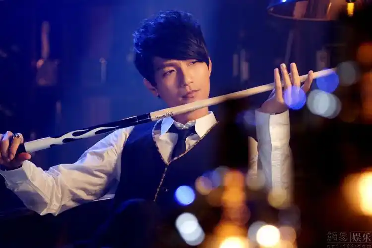 于海南省三亚市,祖籍广东省普宁市,中国内地流行乐男歌手,原创音乐人