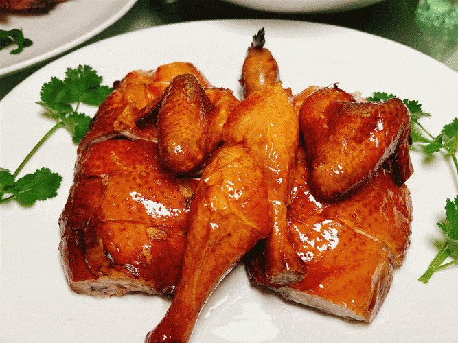 采用广东脆皮鸡的厨艺,选用好的鸡肉,现杀现烤鲜嫩多汁~●招牌果园