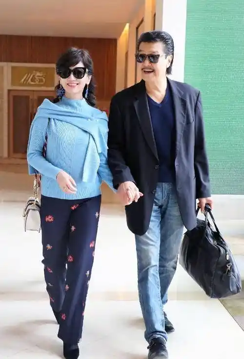 赵雅芝又穿大衣走机场,1万8墨镜遮不住脸上皱纹,奶奶也不年轻了