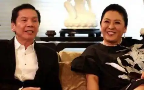 前妻丁佩和向华强在娱乐圈的新闻沸沸扬扬.