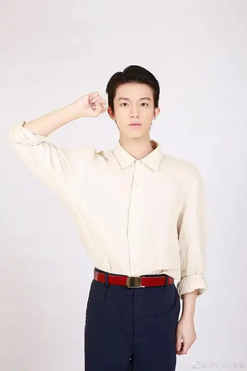 知道孙亦航长得帅 没想到这个发型一弄 显得这么周正