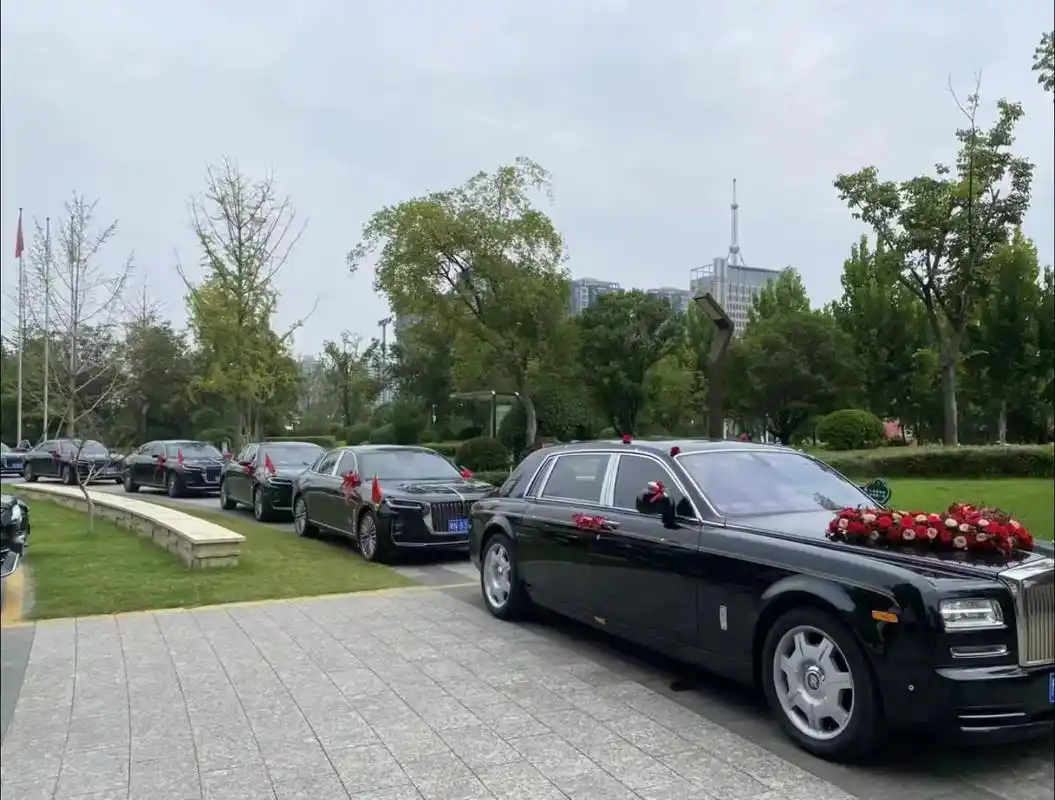 选择专业婚车队的几项优势: 1:车队严格守时,准点到达集合地点. 2