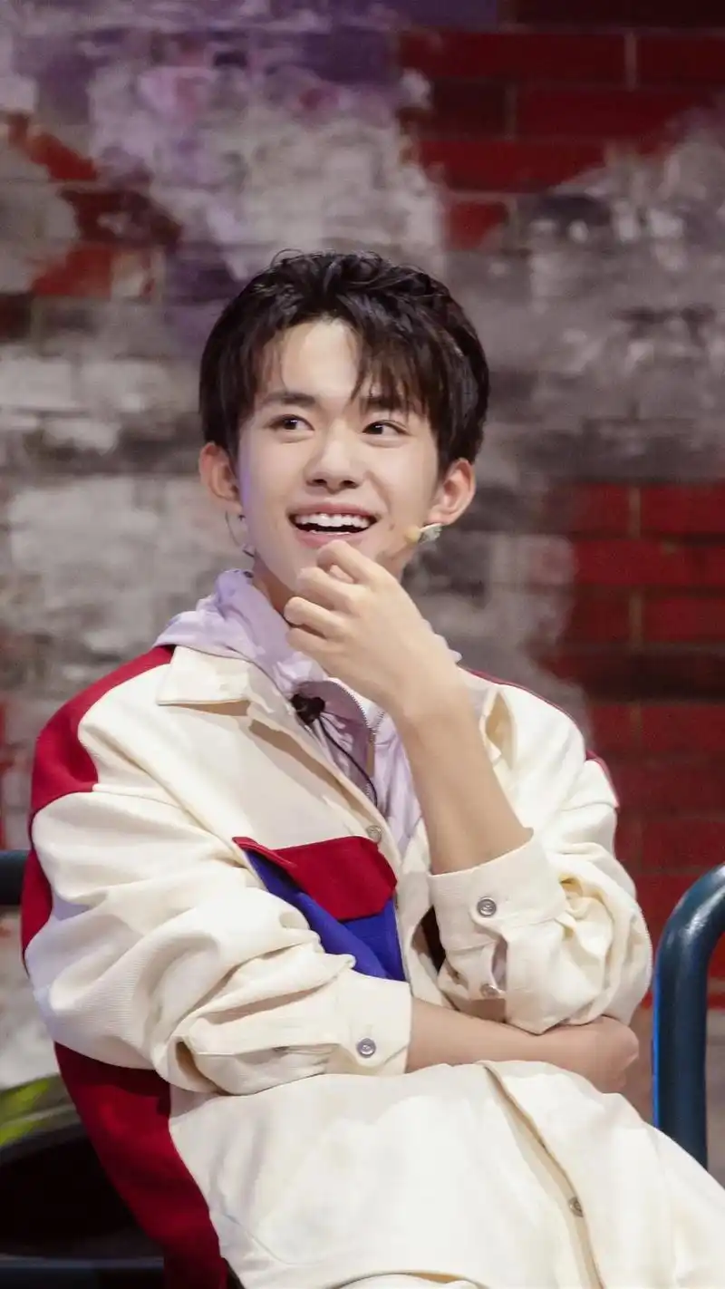 梨涡浅笑的少年.真的好喜欢#易烊千玺 #这谁顶得住啊 #追星 - 抖音