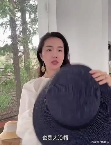 董花花分享私人好物,自嘲脸长太搞笑,网友称其和王一博像姐弟