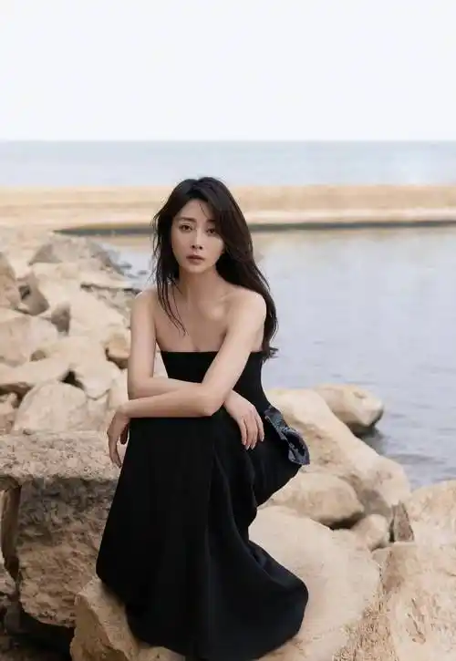 殷桃金鹰奖写真大片,一袭黑色抹身材长裙,时尚迷人!