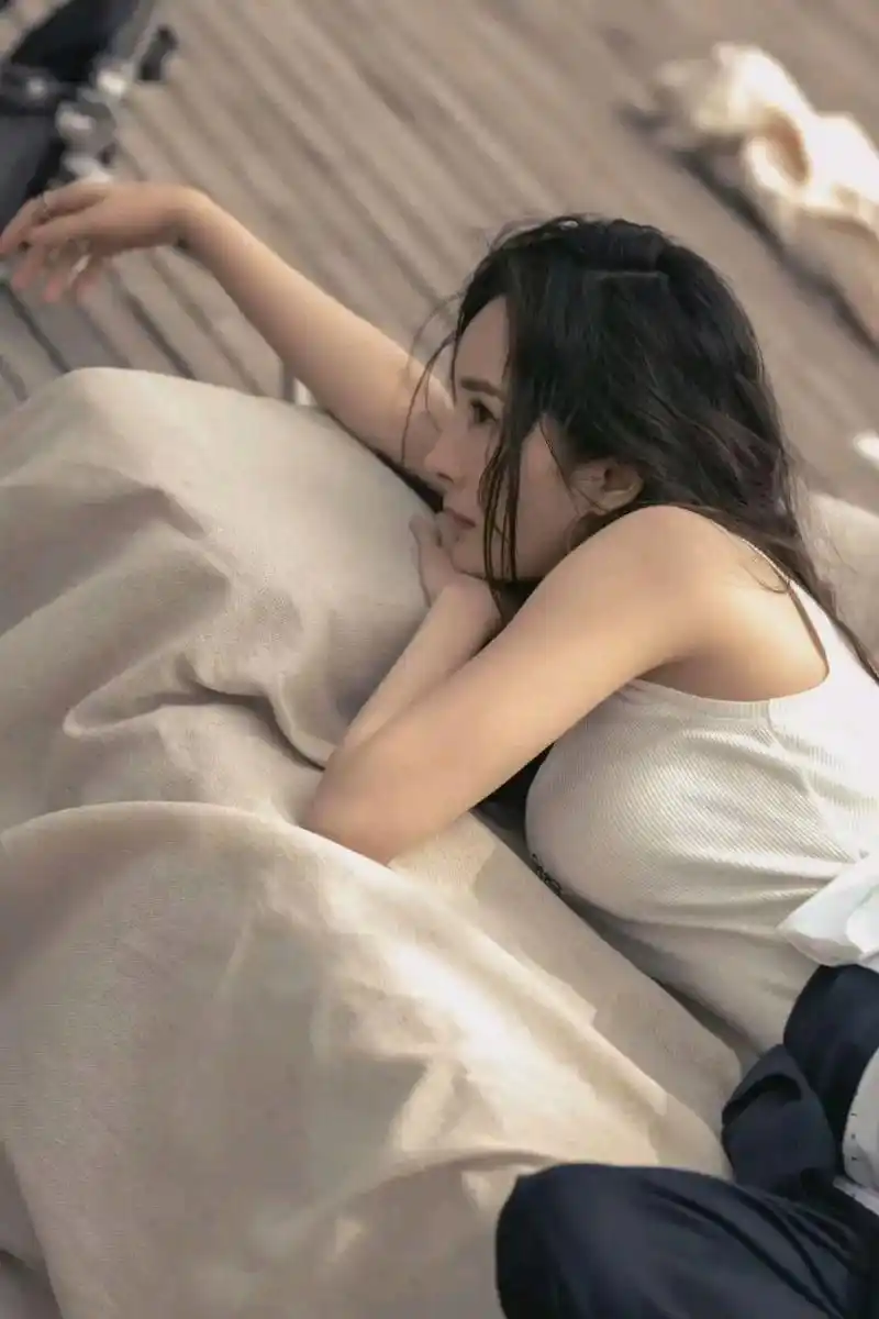 杨幂是纯欲系的天花板,任何一个姿势都那么扣人心弦,怪不得那么多男