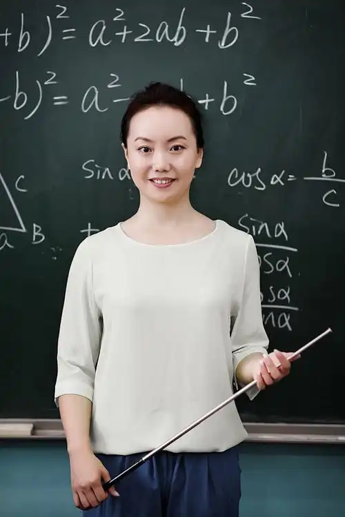 东方女性数学教师在教室里图片下载