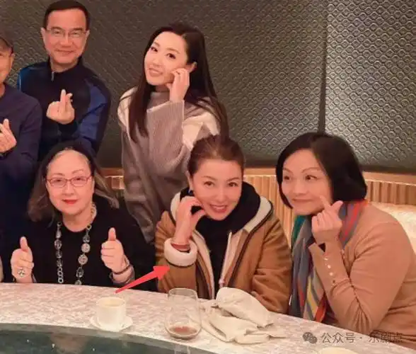 出席明星饭局,越老越耐看美到骨子里_利智_李连杰_黄纪莹