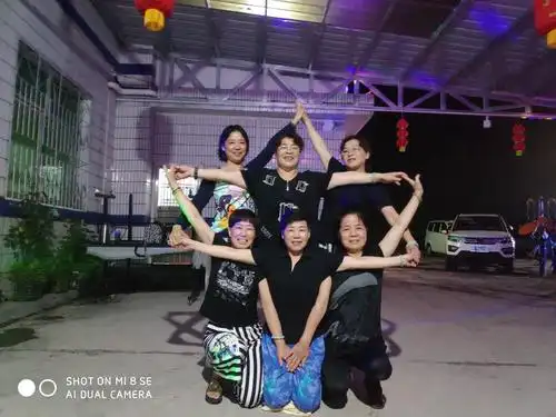 吃完晚饭,大家在排练五角星的队形