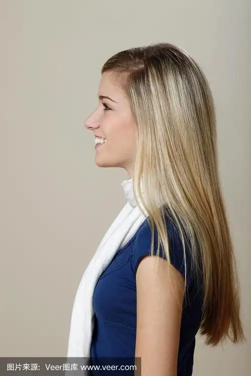 美国白人少女的侧视图