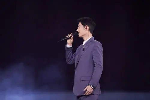 肖战出席腾讯视频星光大赏,紫色套装帅气爆表
