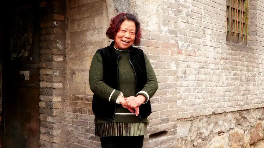 农村大娘退休金2000元,生活过得很滋润,唱的豫剧那叫一绝