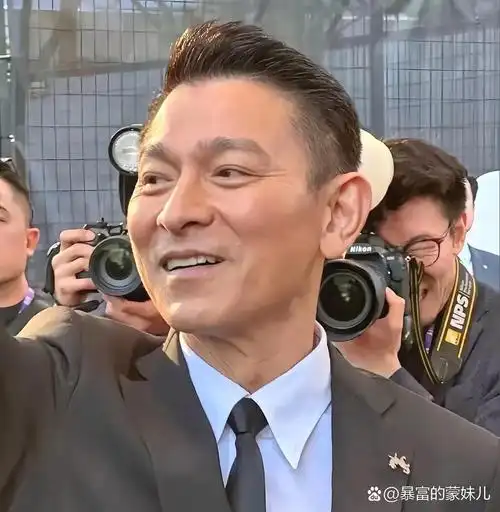 刘德华近照生图,确实是老了,眼袋和苹果肌都快掉下来了,眼角皱纹和