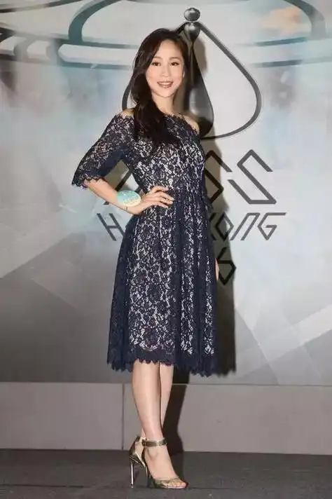 阿mark还有个妹妹,魏韵芝(joyce),参加过2016年港姐选美比赛,当时jw曾