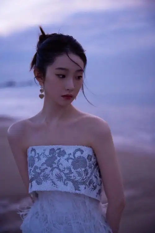 张艺凡金鸡奖海边微光大片##张艺凡金鸡白色羽毛裙造型##2022星辰