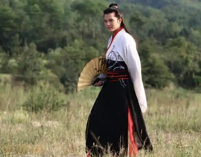 邱泽个人资料简介 邱泽古装剧照2013年,主演了青春爱情片《加油!