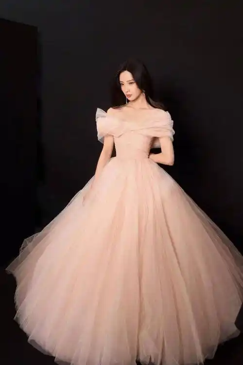 刘诗诗粉色系高定礼服造型大片 秀完美天鹅颈浪漫迷人似公主