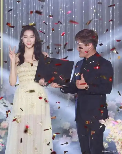 关晓彤频繁坐高铁探望鹿晗,粉丝质疑她是否带来足够的热度