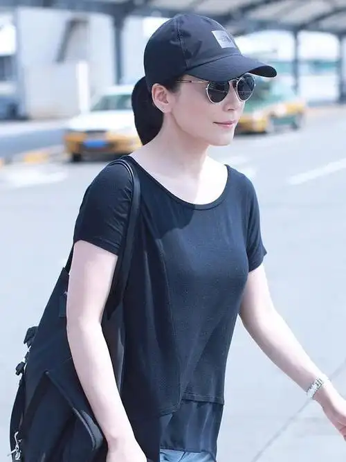 48岁俞飞鸿素颜走机场,t恤搭配牛仔裤休闲随意,气质依旧很惊艳