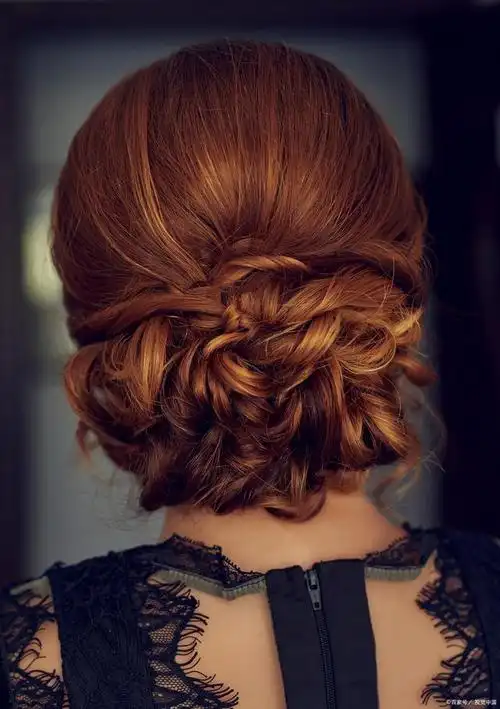 参加婚礼婆婆这样盘发,端庄优雅,简约大气