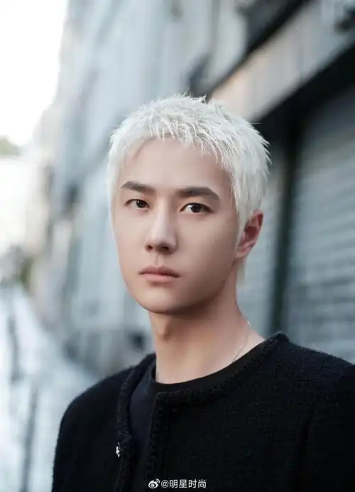 王一博巴黎时装周新造型来了漫步巴黎街头邂逅酷盖