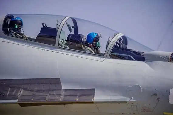 东部战区海军航空兵某旅头盔伴枕待出征