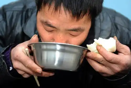 馒头和稀饭冬天也是早起出来做事,吃点热饺子或热面就干活了,愿农民工