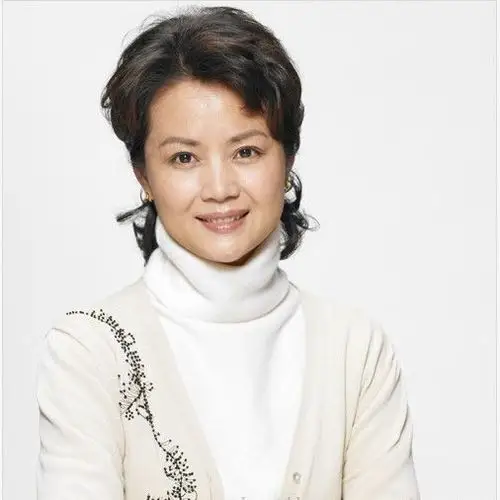 50岁茹萍全家近照现任是实力派演员前任是画家女儿很漂亮