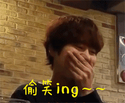 偷笑ing捂嘴黑衣服眯眼gif动图_动态图_表情包下载_soogif