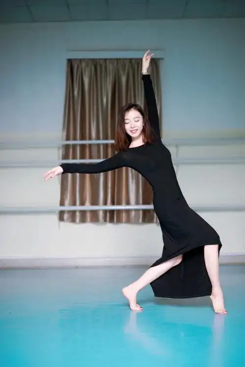 自打决定了要坚持学习舞蹈后,小姐姐之后上学的学校选择都是将舞蹈