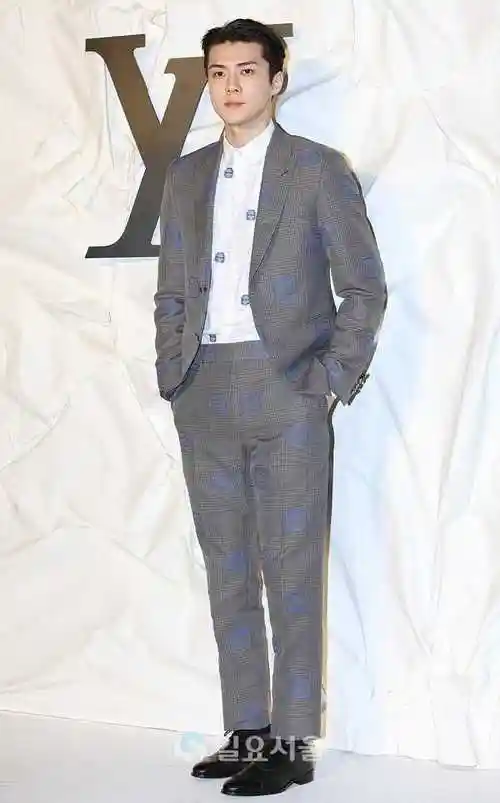 吴世勋身材比例再上热搜 宽肩细腰大长腿简直不要太撩!【组图】