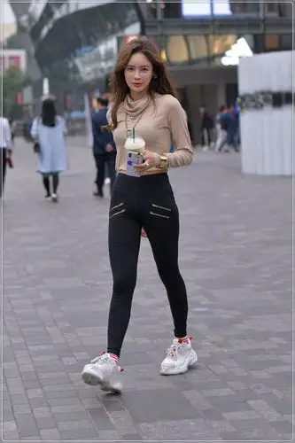 街拍美女高领薄款上衣搭配黑色紧身裤休闲又时尚吸引目光