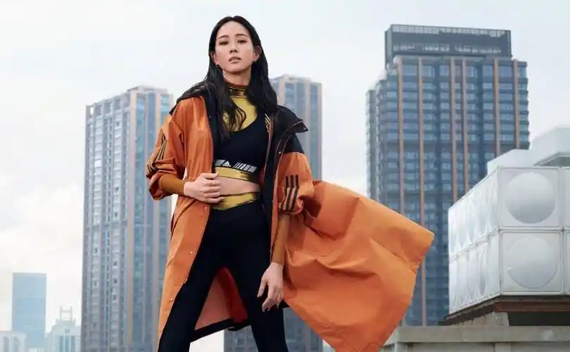 原创张钧甯穿搭真高级运动背心配时尚运动裙这才是中年人的样子