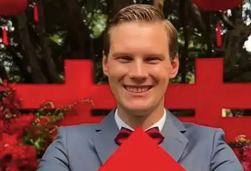 一位来自挪威的中国通网红"老外克里斯"近日是某平台上宣布他结婚了