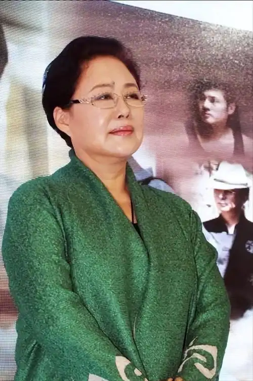 在认识斯琴高娃之前,他也经历过一段失败的婚姻,与前妻还有一个女儿