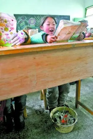 最冻人希望小学学生提火盆上学组图