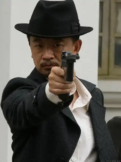 《新上海滩》中的黄海波饰演"丁力",这是一个非常富有挑战性的角色.