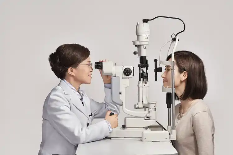 lens crafters亮视点专业验光师使用裂隙灯为客人进行眼部检测_亮视点