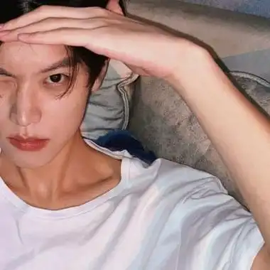 高冷侧脸帅哥图片