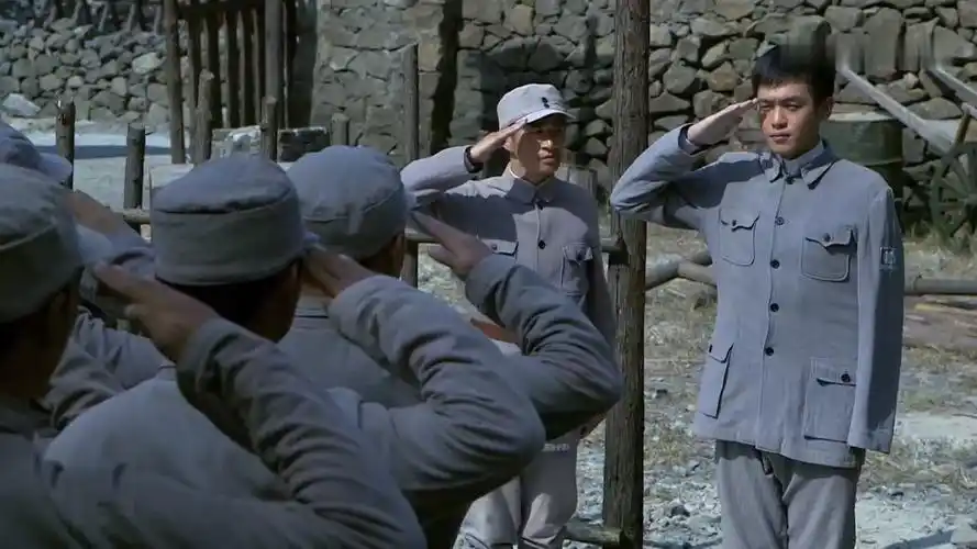 雪豹:断臂的周卫国遇到上课的战士,一边敬礼一边流泪,太神圣了