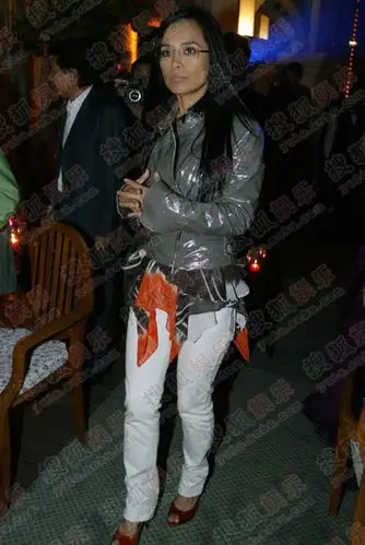 独家直击:49岁韦唯携子庆生 外籍绯闻男友陪侧